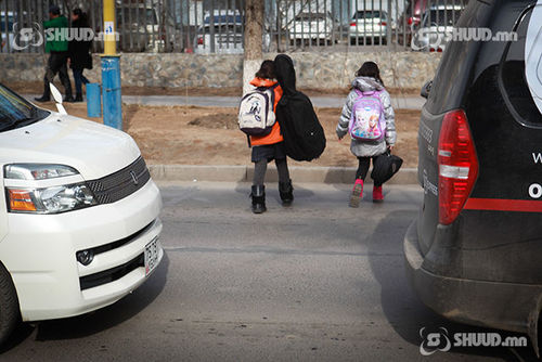 Зам тээврийн ослын улмаас хоёр хүүхэд гэмтжээ